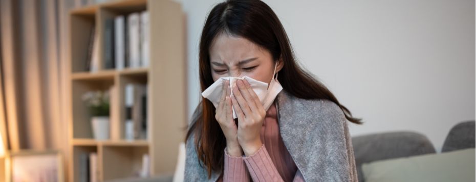 woman-sneezing-winter-allergies-rhinitis.jpg